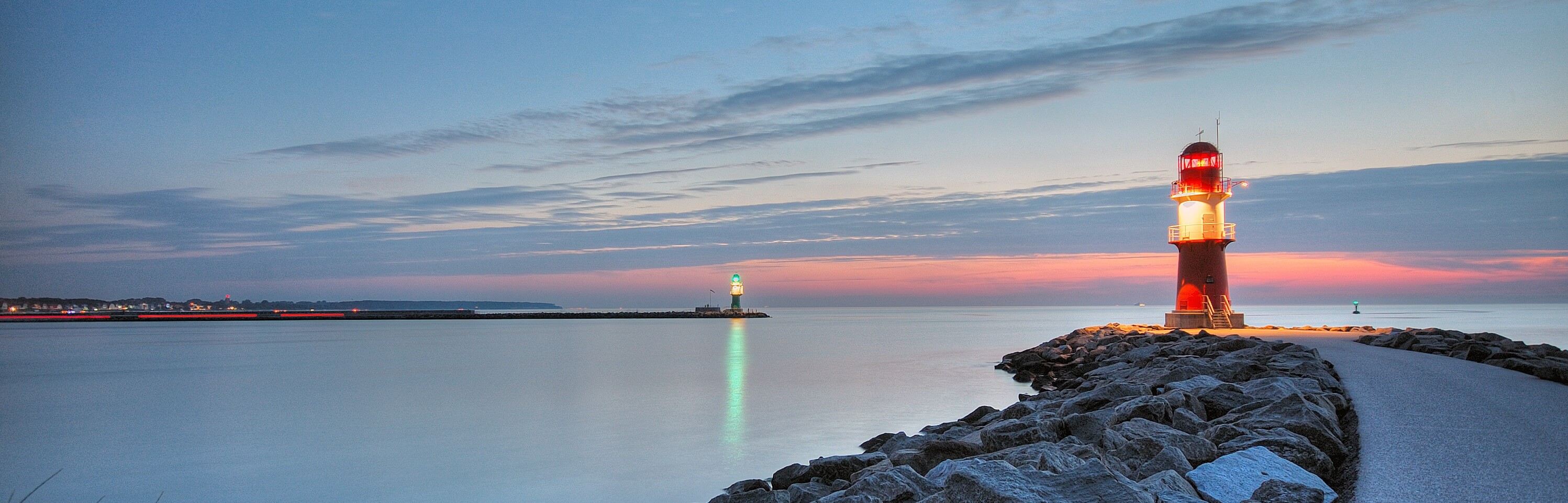Leuchtturm an der Nordseeküste – Symbol für Orientierung und Halt